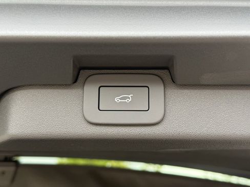 New 2025 Land Rover Discovery Dynamic SE image 38