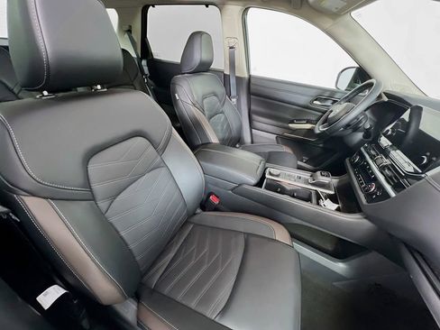 Used 2025 Nissan Pathfinder Platinum AWD/4WD image 30