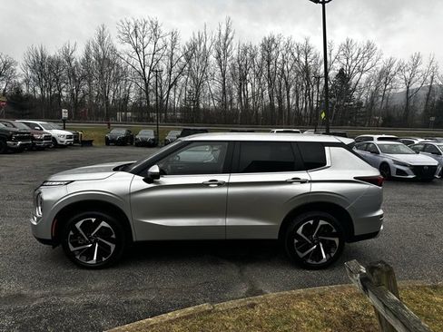 Used 2024 Mitsubishi Outlander SE Black Edition image 6