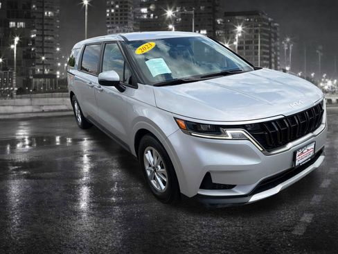 Used 2023 Kia Carnival LX FWD image 8