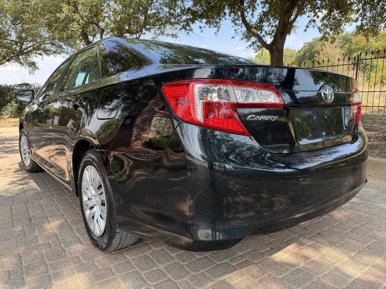 Used 2012 Toyota Camry LE FWD image 6