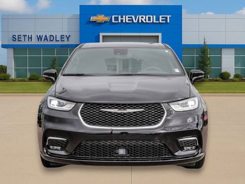 Used 2025 Chrysler Pacifica Select image 2