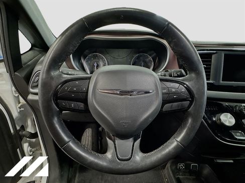 Used 2020 Chrysler Pacifica Touring-L FWD image 11