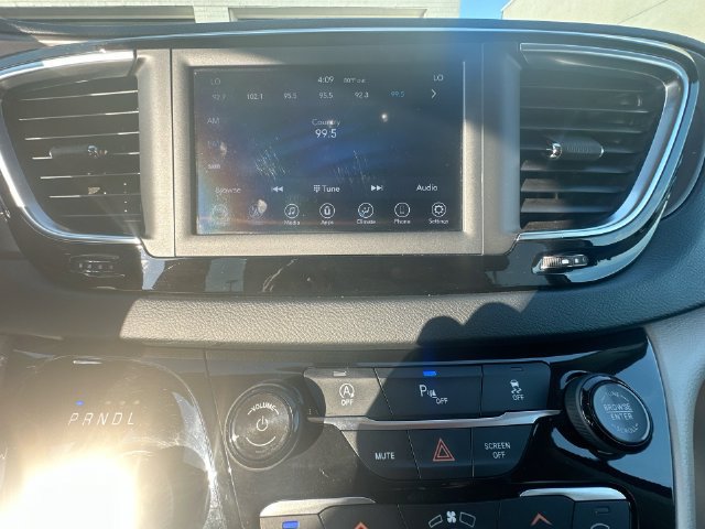 Used 2018 Chrysler Pacifica Touring-L FWD image 19