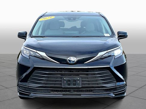 Used 2024 Toyota Sienna LE image 3