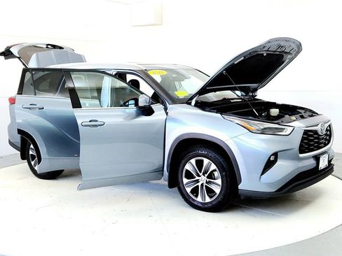 Used 2022 Toyota Highlander XLE AWD/4WD image 12
