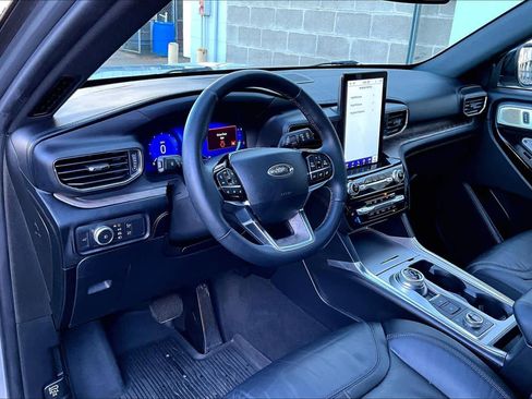 Certified 2022 Ford Explorer Platinum w/ Equipment Group 601A image 17