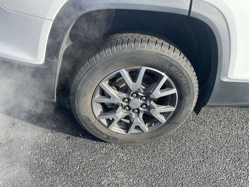 Used 2021 GMC Acadia SLE w/ Driver Convenience Package image 3