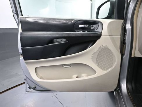 Used 2015 Chrysler Town & Country Touring FWD image 16