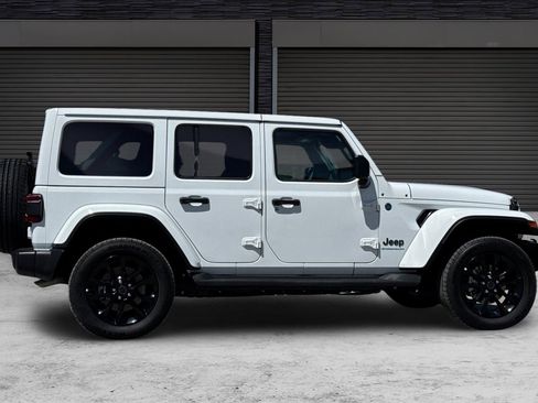 Used 2025 Jeep Wrangler Unlimited Sahara AWD/4WD image 3