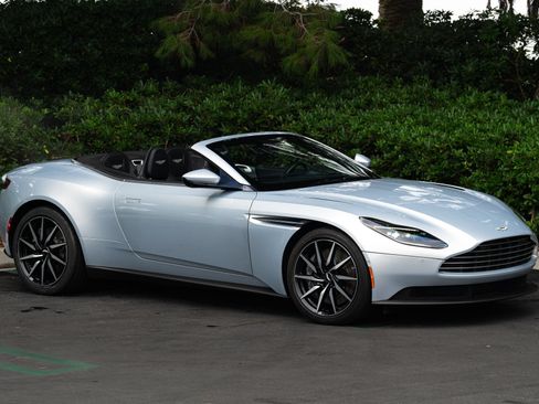 Used 2020 Aston Martin DB11 Volante RWD image 2