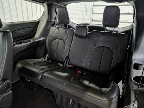 Used 2025 Chrysler Pacifica Select image 9