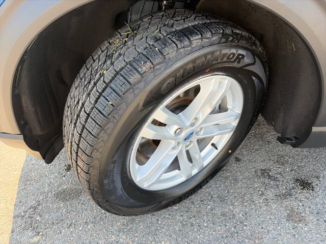 Used 2022 Ford Explorer XLT w/ Equipment Group 202A AWD/4WD image 18