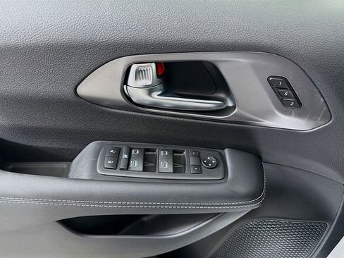 New 2026 Chrysler Pacifica Select image 18