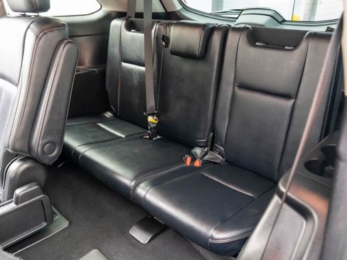 Used 2019 Toyota Highlander SE image 16