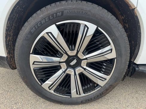 Used 2025 Cadillac Escalade IQ Luxury 2 AWD/4WD image 9