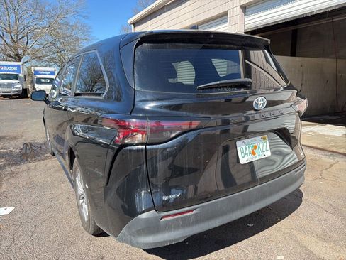 Used 2025 Toyota Sienna LE image 7