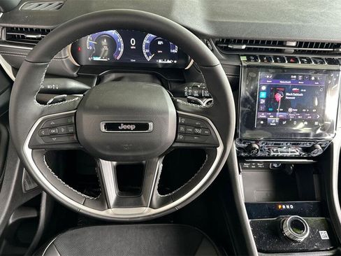 New 2025 Jeep Grand Cherokee Altitude image 11