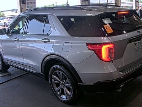 Used 2022 Ford Explorer XLT w/ Equipment Group 202A AWD/4WD image 6