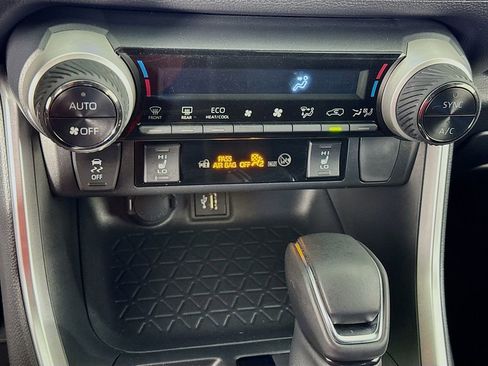 Used 2024 Toyota RAV4 SE w/ Weather & Moonroof Package image 20