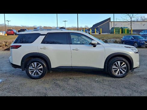 Certified 2024 Nissan Pathfinder SL image 9
