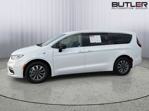 Used 2024 Chrysler Pacifica Limited FWD image 3