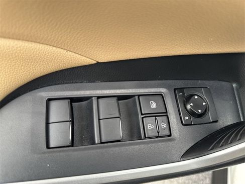 Used 2019 Toyota RAV4 LE image 27