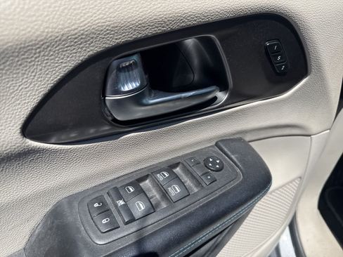 Used 2021 Chrysler Pacifica Touring-L FWD image 18