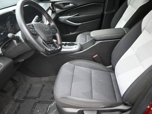Used 2025 Chevrolet Trax RS FWD image 12