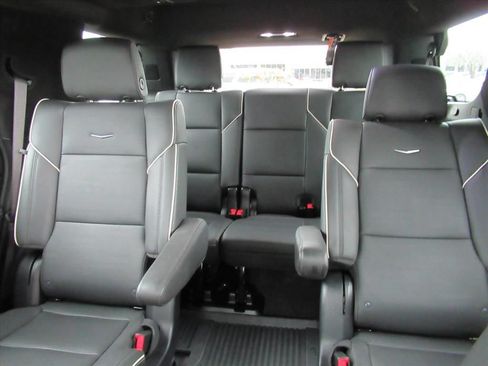 Certified 2025 Cadillac Escalade Premium Luxury w/ LPO, Radiant Package AWD/4WD image 18