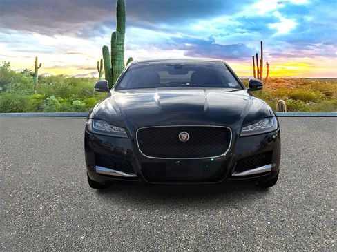 Used 2017 Jaguar XF Premium image 9