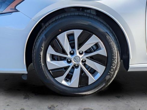 Certified 2025 Nissan Altima 2.5 S FWD image 9