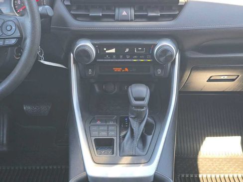 Used 2022 Toyota RAV4 LE AWD/4WD image 13