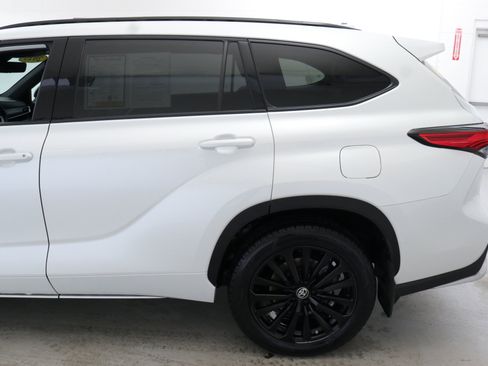 Used 2023 Toyota Highlander L image 5