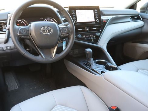Used 2023 Toyota Camry SE AWD/4WD image 4