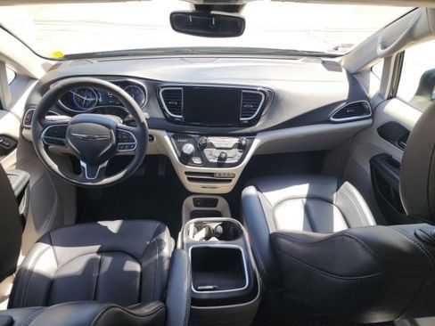 Used 2023 Chrysler Pacifica Touring-L image 14