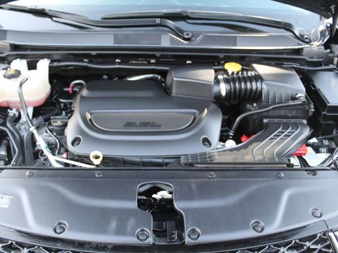 Used 2023 Chrysler Pacifica Touring-L image 15