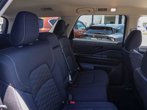 Used 2024 Nissan Pathfinder SV FWD image 18