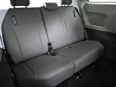 Used 2022 Toyota Sienna XLE FWD image 30