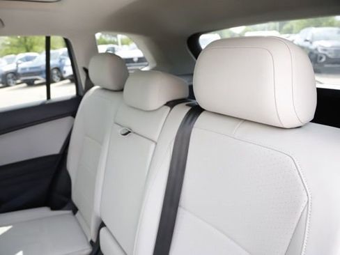 Used 2019 Volkswagen Tiguan SE w/ Panoramic Sunroof Package AWD/4WD image 16
