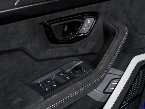 Used 2023 Lamborghini Urus Performante AWD/4WD image 10