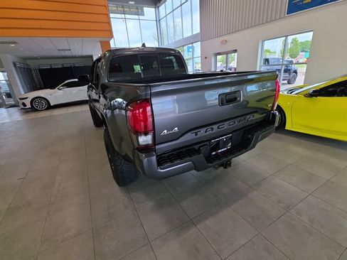 Used 2020 Toyota Tacoma SR AWD/4WD image 12