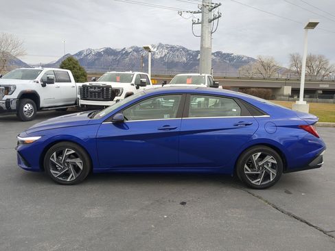 Used 2025 Hyundai Elantra Limited image 3