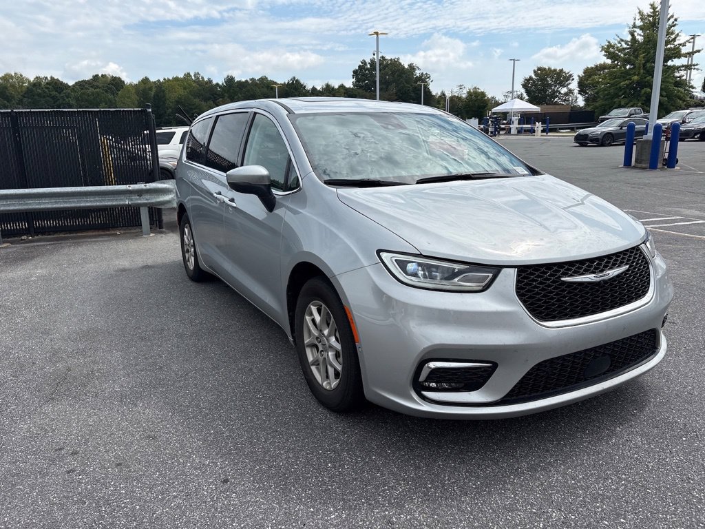 Used 2023 Chrysler Pacifica Touring-L FWD image 2