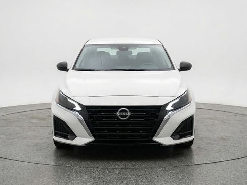 Used 2025 Nissan Altima 2.5 SV image 2