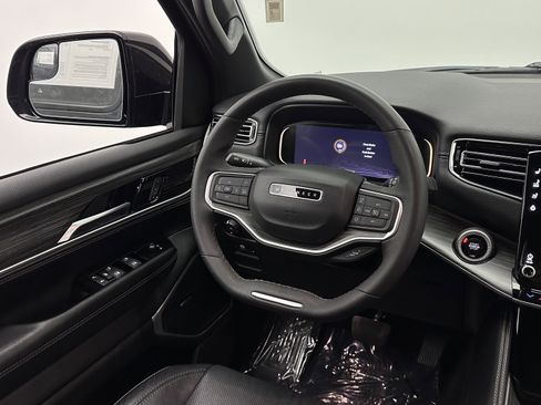 Used 2024 Jeep Wagoneer L Series II RWD image 29