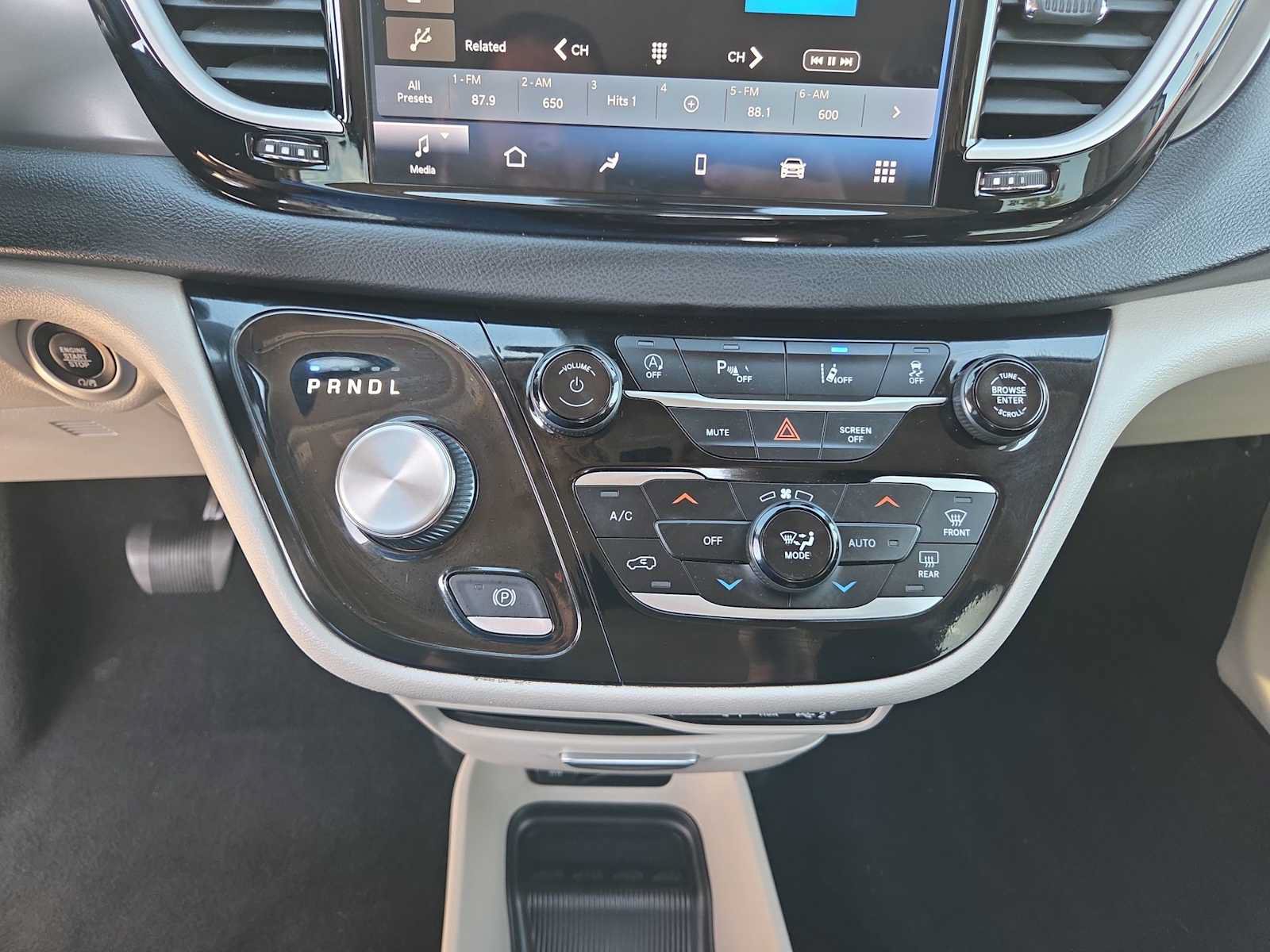 Used 2023 Chrysler Pacifica Touring-L FWD image 25