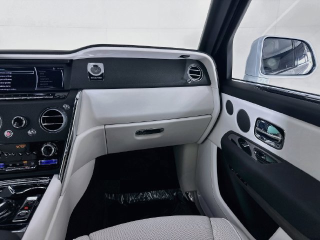 Used 2024 Rolls-Royce Cullinan AWD/4WD image 23
