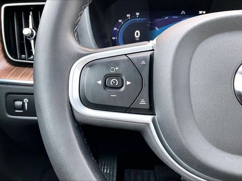 Used 2022 Volvo XC60 B5 Momentum image 23