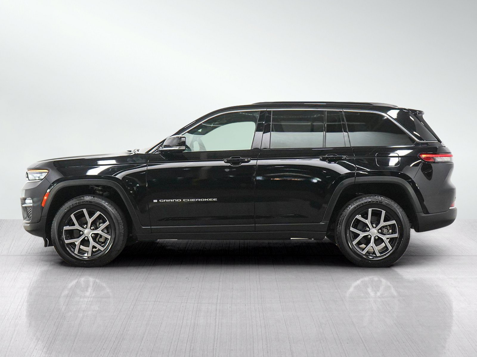 Used 2024 Jeep Grand Cherokee Limited AWD/4WD image 2
